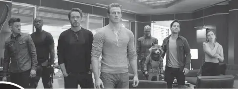  ??  ?? > Una escena con los personajes Hawkeye, War Machine, Iron Man, Capitán América,
Nebula, Rocket Raccoon, Ant-Man y Black Widow.