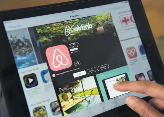  ?? AFP / JOHN MACDOUGALL ?? Un usuario consulta la web de Airbnb en busca de un alojamient­o para las vacaciones.