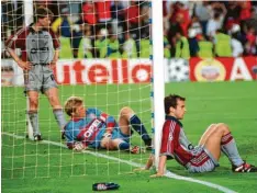  ?? Foto: dpa ?? Kurz vor der Ziellinie: Die geschlagen­en Bayern Scholl, Kahn und Tarnat im verlorenen Champions-League-Finale 1999 gegen Manchester United.