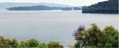  ?? Foto: dpa ?? Der Kiwu See sieht eigentlich ganz ruhig aus. Doch auf seinem Grund gibt es ein gefährlich­es Geheimnis, das für viele Menschen eine Gefahr ist.