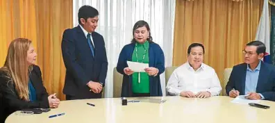  ??  ?? BRIGHT FUTURE Officials led by (from left) Palayan City Mayor Adrianne Mae Cuevas, Alloy MTD Palayan president Nicholas David, Philippine Export Zone Authority head Charito Plaza, Sen. Richard Gordon and MTDGroup Malaysia director Isaac David formalize the recognitio­n of the Palayan Business Hub as an economic zone.