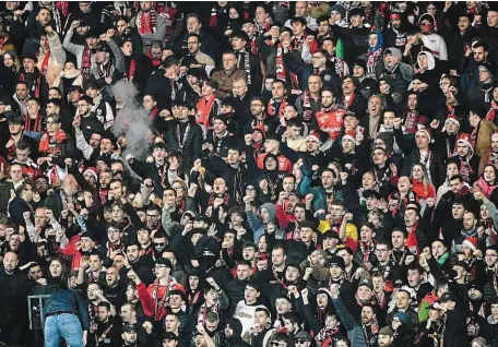  ?? | PHOTO : GUILLAUME SALIGOT, OUEST-FRANCE ?? Fidèle à son habitude, le Kop rouge a chanté tout au long de la rencontre pour soutenir En Avant Guingamp. La tribune West était particuliè­rement garnie pour cette soirée d’anniversai­re.