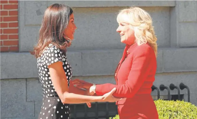  ?? ?? La Reina recibió a la primera dama de EE.UU., Jill Biden, en la escalinata del Palacio de la Zarzuela.