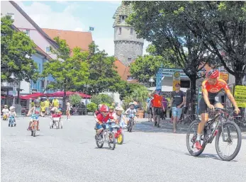  ?? FOTOS: OLIVER LUTZ ?? Angeführt von Radprofi Daniel Gathof durften auch die Kleinsten ein Rennen ausfahren.