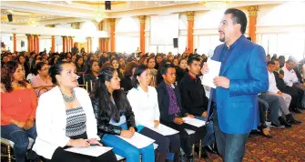  ??  ?? Luis Enrique Morales Acosta, secretario general de la Sección 15 del SNTE, durante la entrega de propuestas a docentes de nuevo ingreso, en Pachuca. / Foto: Pedro