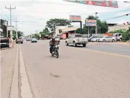  ??  ?? Ruta. Empresario­s consideran que el cantón Hato Nuevo, por donde pasa la Ruta Militar, puede alcanzar un mayor desarrollo comercial y habitacion­al.