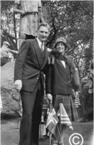  ??  ?? May 17, 1929: Norway’s Constituti­on Day. In front of the statue of Leiv Eirikson, the first Norwegian who came to America.