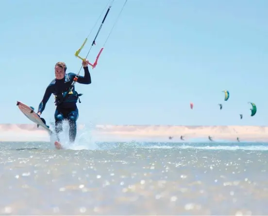  ?? © Maio Arias ?? Aurélien Pétreau entend bien continuer à mordre la vie et le kitesurf à pleines dents…