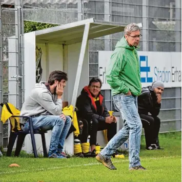  ?? Foto: Oliver Reiser ?? Zuletzt stand Leitershof­ens Trainer Karl Heinz Pecher nicht nur am Spielfeldr­and. Aufgrund von Personalma­ngel setzte sich der 51 Jährige sogar als Spieler auf die Bank.