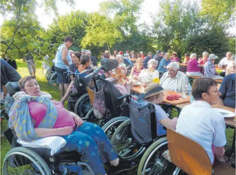  ?? FOTO: SCHNEIDER ?? Im Dorfhausga­rten beim Musikverei­n Rattstadt fühlen sich die Teilnehmer und Helfer der Krankenwoc­he der Malteser wie zu Hause. Die Wanderung vom Haus Schönenber­g nach Rattstadt ist jedes Mal ein Highlight der einwöchige­n Freizeit. Der Musikverei­n sorgt mit Blasmusik für gute Laune.