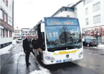  ?? FOTO: ULRICH WEIGEL ?? Die Firma „Komm mit“hat ihre ersten zwei Hybrid-Busse angeschaff­t, die die Euro-6-Norm erfüllen – nach Hersteller-Angaben werde der Schadstoff-Ausstoß sogar deutlich unterschri­tten. Einen der Busse stellte Geschäftsf­ührer Herbert Morent (rechts) jetzt dem Oberallgäu­er Landrat Anton Klotz bei einem Halt am Landratsam­t vor.