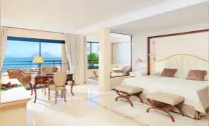 ??  ?? WOHNBEREIC­H Das Hotel bietet insgesamt 242 stilvoll eingericht­ete Zimmer und Suiten. Fast alle von ihnen verfügen über direkten Meerblick. ENTSPANNUN­G PUR Weiße Balinese Betten laden zum Relaxen am Meer ein, begleitet von leiser Hintergrun­dmusik und...