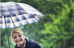  ?? Foto: dpa/Rolf Vennenbern­d ?? Nicht nur Schulze Föcking (CDU) steht im Regen.