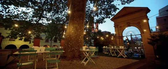  ?? In centro ?? Sotto i rami del secolare platano di piazza Malpighi «resiste» l’Osteria Bartolini, uno dei ristoranti di pesce più quotati della città. Grazie alla location da favola, al buon rapporto qualità-prezzo e a una clientela composta da bolognesi, non ha subito troppo gli effetti del post Covid