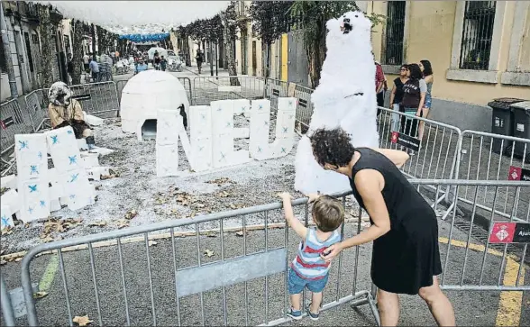  ?? ANA JIMÉNEZ ?? La calle Valladolid se ha vestido de invierno durante estas fiestas y está presidida por un enorme oso polar