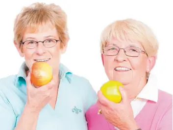  ?? PHOTO FOTOLIA ?? Une nouvelle étude publiée jeudi laisse à penser que manger des fruits frais, et non ceux contenus dans des plats industriel­s, ralentit le vieillisse­ment des poumons.