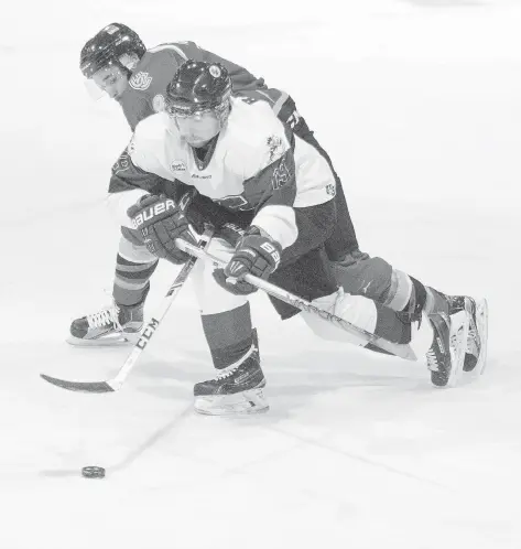  ?? LIAM
RICHARDS/SASKATOON STARPHOENI­X ?? University of Saskatchew­an forward Kohl Bauml moves the puck against the University Calgary Dinos in CIS men’s hockey action on Saturday.