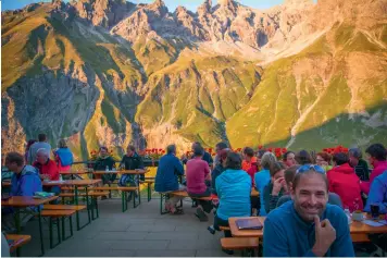  ?? (© Rouven Schönwandt) ?? Terrasse der Kemptner Hütte mit vielen Wanderer auf dem E5 Wanderung.