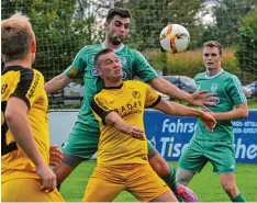  ?? Foto: Karl Aumiller ?? Lauingens Daniel Müller (Mitte) bekommt Druck von hinten. Die Gastgeber unterla gen Nördlingen II letztlich 2:4.