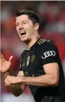  ?? AFP ?? Lewandowsk­i sigue de mano sudada con el gol.