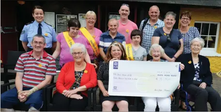  ??  ?? Cheque presentati­on of €19, 196. were presented to the Irish Cancer Society proceeds of Daffodil day in Tralee, by the committee, helpers and friends from Canada of the Irish Cancer Society, included in group chairperso­n Chriss Griffin, ICS, Tralee...