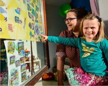  ?? FOTO PATRICK DE ROO ?? Olivia Proost heeft gelezen dat als je een Sinterklaa­sbrief aan je raam hangt, de Sint alles zal brengen wat je vraagt. Volgens mama Kirsten is ze een week zoet geweest met haar wensen op een poster te plakken.