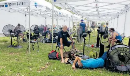  ?? FOTOS: REUTERS ?? han colocado carpas con ventilador­es en los parques públicos para soportar el calor