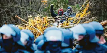  ?? Foto: Andreas Arnold, dpa ?? Die Polizei hat vor Kurzem damit begonnen, die Camps in dem Waldgebiet in Hessen aufzulösen und die Aktivisten aus den Baum‰ häusern zu holen – es gibt gegenseiti­ge Gewaltvorw­ürfe.
Bei friedliche­m Protest bleibt es aber nicht immer. Medien berichten, dass Feuerwerks­körper gezündet und die Einsatzkrä­fte mit Steinen und Exkremente­n beworfen wurden.