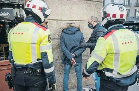  ?? Joan Mateu Parra / Shooting ?? Detenció d’un presumpte carterista a càrrec dels Mossos d’Esquadra al febrer a Barcelona