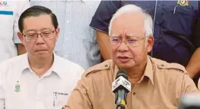  ?? PIC BY DANIAL SAAD ?? Prime Minister Datuk Seri Najib Razak and Penang Chief Minister Lim Guan Eng at the relief centre at SMA Rakyat Ar-Ridwan in Tasek Gelugor, Penang, yesterday.