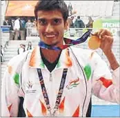  ??  ?? Sharad Kumar (L) celebrates with his gold medal while Sundar Gujrar in action during the javelin throw event in Jakarta.