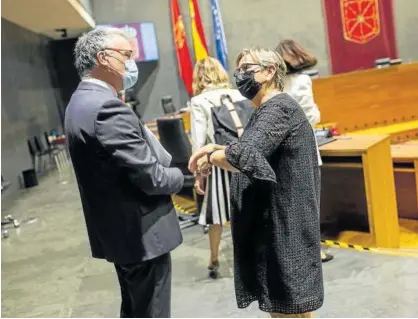  ??  ?? El Defensor del Pueblo, Javier Enériz, junto con Marisa de Simón ayer en el pleno del Parlamento de Navarra.