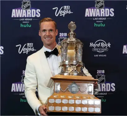  ?? FOTO: BRUCE BENNETT/LEHTIKUVA-AFP ?? Pekka Rinne med Vezina Trophy 2018.