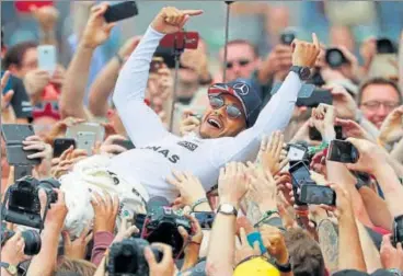  ?? REUTERS ?? Lewis Hamilton of Mercedes celebrates his British Grand Prix victory with fans at Silverston­e on Sunday.