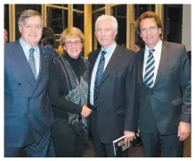  ??  ?? Line Cormier, présidente de la Fondation Madeli-aide, est entourée de l’ancien premier ministre du Québec Lucien Bouchard, de Gilles Duceppe et de Pierre Karl Péladeau, président et chef de la direction de Québecor.