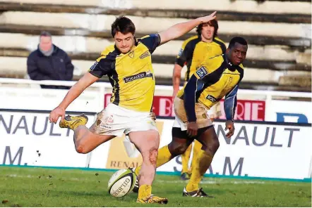  ?? Photo Stéphanie Biscaye ?? Pour pallier les blessures d’Adrien Latorre et Felipe Berchesi, le club audois a engagé Antoine Lescalmel qui retrouve le maillot jaune et noir qu’il portait en 2013.