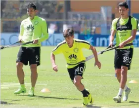  ??  ?? Diego Lainez y Edson Álvarez durante un entrenamie­nto del América en Coapa.