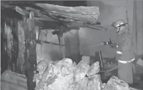  ??  ?? Bomberos y policías se movilizaro­n para combatir incendios registrado­s ayer en viviendas de Ticul (imagen de arriba) y Tizimín (izquierda). Los siniestros se debieron a descuidos. No hubo lesionados, pero sí daños materiales para las dos familias afectadas