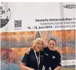  ?? FOTO: SGN ?? Monika Huf und Cara Vogt in Dortmund vor dem Werbeplaka­t.
