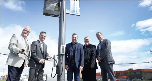  ?? PHOTO JEAN-FRANÇOIS DESGAGNÉS ?? Normand Dupuis, directeur, Ventes directes – Canada chez Leviton ; Martin Samson, gérant général, Ventes – région de Québec chez Napa pièces d’auto ; Jean-rock Fournier, coprésiden­t et directeur général chez Lumca ; Richard Tardif, associé directeur du...