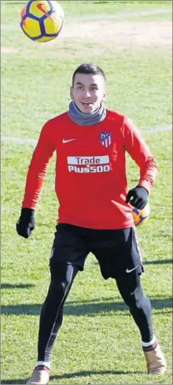  ??  ?? FELIZ. Correa, durante un entrenamie­nto con el Atlético.