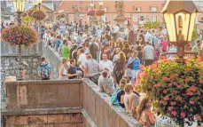  ?? FOTO: DPA ?? Beliebter Treffpunkt: die Alte Mainbrücke in Würzburg.