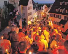  ?? FOTO: KROHA ?? Keine Treppen, kein Weg zu sehen: Tausende Menschen ziehen mit Prozession­skerzen von der Basilika Richtung Kreuzberg.