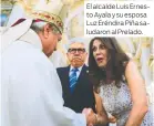  ??  ?? El alcalde Luis Ernesto Ayala y su esposa Luz Eréndira Piña saludaron al Prelado.