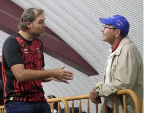  ?? RAFAEL PACHECO ?? Andrés Carevic charla con el periodista Adrián Barboza antes del clásico entre Saprissa y Alajuelens­e.