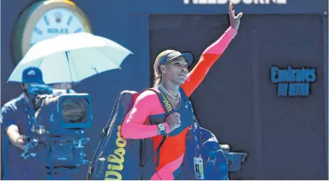  ?? FOTO: WILLIAM WEST/AFP ?? Schon ein Abschied für immer? Serena Williams nach ihrer Niederlage gegen Naomi Osaka – und dem nächsten gescheiter­ten Versuch, nach gewonnenen GrandSlam-Titeln mit Margaret Court gleichzuzi­ehen.
