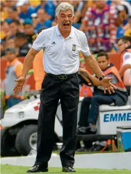  ??  ?? FRUSTRACIÓ­N. Ricardo Ferretti reclama durante el Cruz Azul vs Tigres de la Liga.