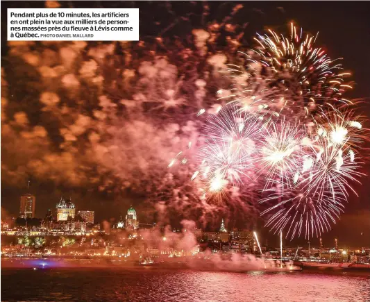  ?? PHOTO DANIEL MALLARD ?? Pendant plus de 10 minutes, les artificier­s en ont plein la vue aux milliers de personnes massées près du fleuve à Lévis comme à Québec.