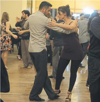  ??  ?? Tomar la iniciativa. Una bailarina lleva a su compañero en la milonga El Recreo. La “tanda del revés”, en la que ellas sacan, se impone cada vez en más salones.