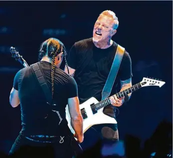  ?? Foto: Tomáš Krist, MAFRA ?? Nekonečné turné Zpěvák a kytarista James Hetfield to dokáže s baskytaris­tou Robertem Trujillem na pódiu pořádně rozjet, přesvědčil­i se o tom i diváci jejich loňského vystoupení v pražské O2 areně.